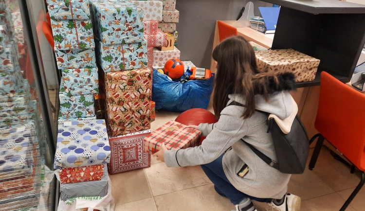 Vánoce v Krabici od bot. Sbírka dělá hezčí svátky dětem v nouzi