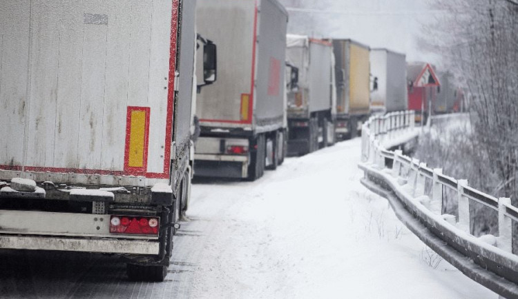 Hlavní tah na Polsko přes Harrachov se dnes kvůli sněhu uzavře pro nákladní automobily