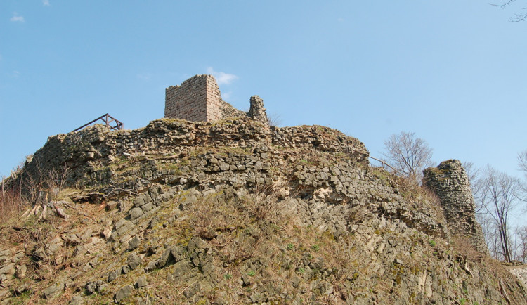 Hrad Kumburk je spojován s pokladem i strašidly. Zřícenina prochází postupnou obnovou