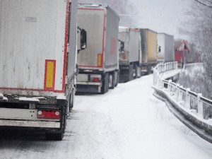 Hlavní tah na Polsko přes Harrachov se dnes kvůli sněhu uzavře pro nákladní automobily