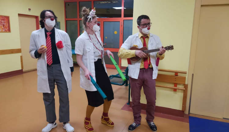 Zdravotní klauni slaví 20 let existence. Včera přinesli symbolických 20 minut radosti lékařům a sestrám