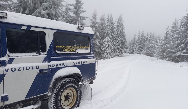 Do Jizerek vyrazily desítky běžkařů, i když tratě se ještě neupravují