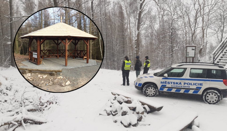 Zloději rozebrali a ukradli altán nad Chrastavou, škoda je čtyři sta tisíc