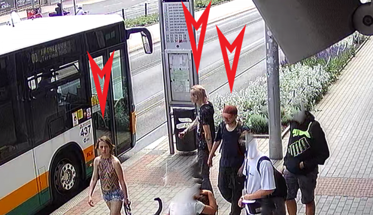 V červnu došlo k napadení cestující v tramvaji. Policie nyní hledá svědky