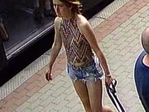 V červnu došlo k napadení cestující v tramvaji. Policie nyní hledá svědky