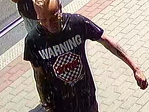 V červnu došlo k napadení cestující v tramvaji. Policie nyní hledá svědky