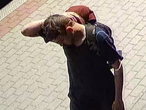 V červnu došlo k napadení cestující v tramvaji. Policie nyní hledá svědky