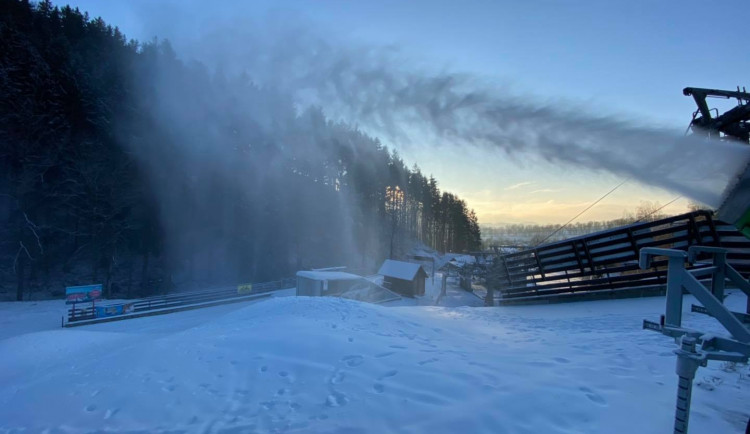Vládní opatření jsou až úsměvná, říká ředitel skiareálu v Rokytnici. Chystá se na zahájení sezony