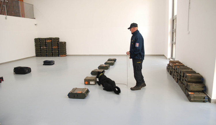 Hala pro kynology, do které se vejde i kamion. Celníci představili nové výcvikové zázemí