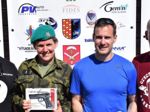 Vím, co ta potvora dokáže, říká zdravotní sestra. Slouží i v armádě jako záložačka