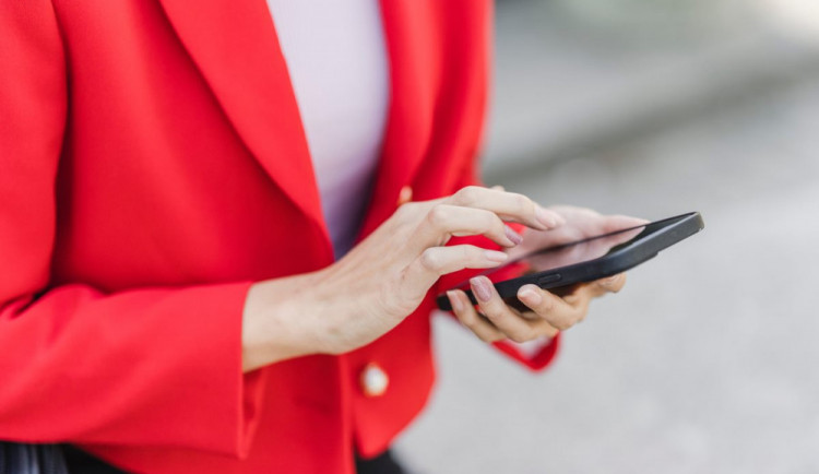 Veselé Vánoce. Tak zněl text vůbec první SMS, byla poslána přesně před 29 lety