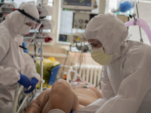 Covidových pacientů v liberecké nemocnici přibývá. Poprvé od jara jich je více než sto