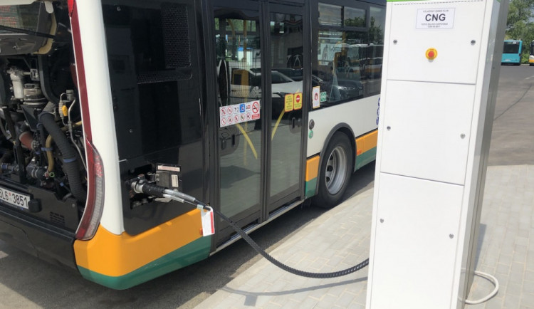 Nevýhodná smlouva skončila, liberecký dopravní podnik může tankovat plyn jen na své plničce