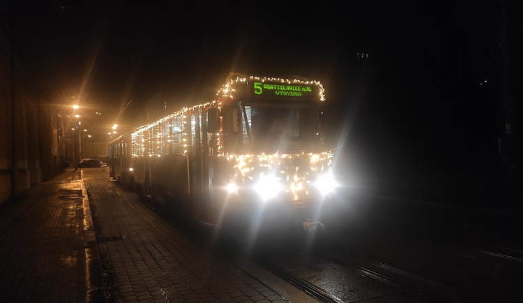 Libercem jezdí adventní tramvaj. Rozsvítilo ji 130 metrů světelných řetezů