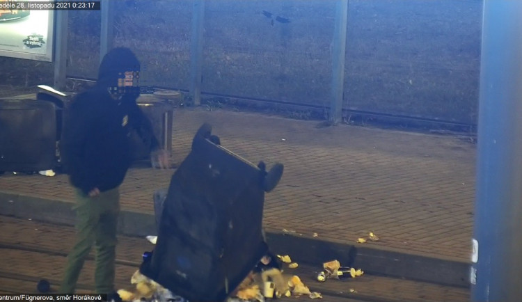 Opilý vandal na Fügnerce přepral popelnici, před strážníky zarytě mlčel
