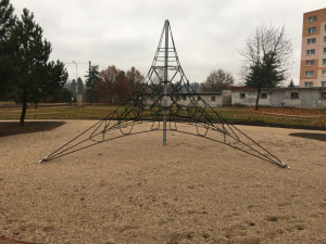 Na sídlišti ve Vesci vzniklo nové dětské hřiště. Nahradilo pískový plácek