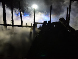 Po požáru roubenky je škoda za sedmnáct milionů. V noci hořelo na několika místech v kraji