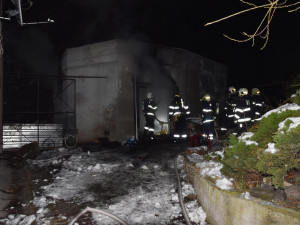 Po požáru roubenky je škoda za sedmnáct milionů. V noci hořelo na několika místech v kraji