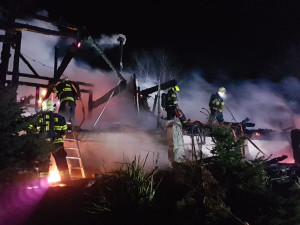 Po požáru roubenky je škoda za sedmnáct milionů. V noci hořelo na několika místech v kraji