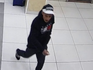 Policisté hledají agresora. Na libereckém nádraží mámil z cestujících peníze s nožem