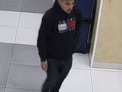 Policisté hledají agresora. Na libereckém nádraží mámil z cestujících peníze s nožem