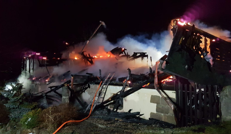 Po požáru roubenky je škoda za sedmnáct milionů. V noci hořelo na několika místech v kraji