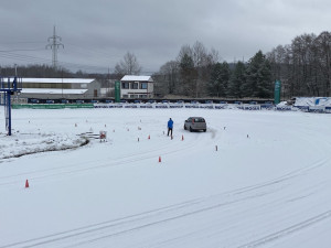 Zaměřeno na ženy: speciálním kurzem bezpečné jízdy prošlo čtyřicet řidiček
