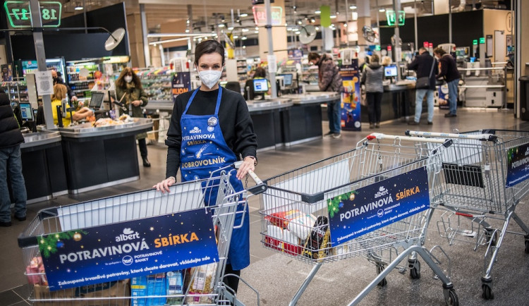 Zákazníci z Liberecka pomohli potřebným v potravinové sbírce Alberta. Jídlo daroval i sám obchodník