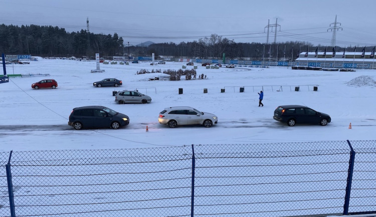 Zaměřeno na ženy: speciálním kurzem bezpečné jízdy prošlo čtyřicet řidiček