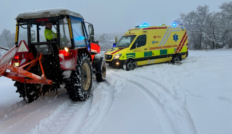 Sníh uvěznil sanitku na Brněnsku na výjezdu u pacienta. Pomohl až traktor
