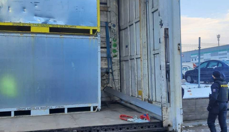 Kamion, ve kterém se migranti ukrývali