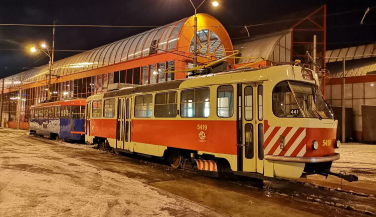 Z Prahy přicestovaly do Liberce dvě tramvaje. Z jedné bude občerstvení, druhá bude uklízet sníh. Foto: Tramvaje v České republice