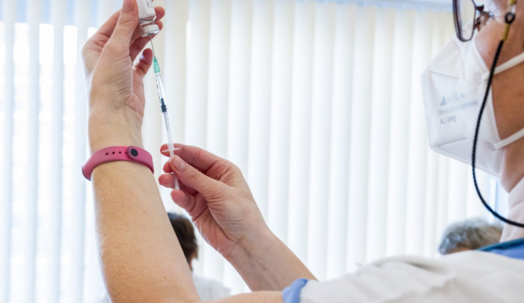 Rodiče zaregistrovali na očkování proti covidu-19 tisíce dětí od pěti do jedenácti let