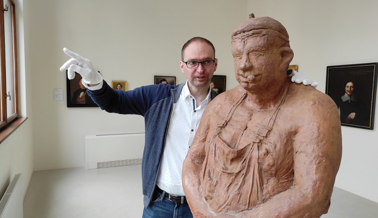 Umělcům se nelíbí práce nového ředitele galerie. Kraj ho zatím odvolávat nebude