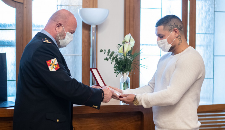 Pomohl přepadené seniorce a vydal se s ní hledat pachatele. Toho nakonec dopadl
