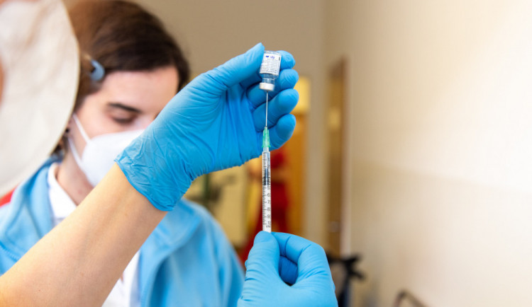 Očkování dětí v Libereckém kraji začne nejspíš až po Novém roce. Očkovat mají pediatři