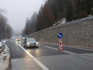 Na Rádelském mlýně přibylo dopravní značení. Má zabránit časté jízdě v protisměru
