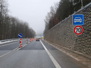 Na Rádelském mlýně přibylo dopravní značení. Má zabránit časté jízdě v protisměru