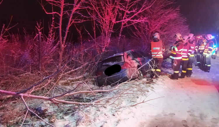 Policie hledá řidiče, který ujel od nehody v Dětřichově. V druhém autě se zranila řidička