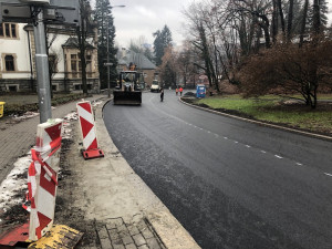 Rekonstrukce Jablonecké se prodlužuje. Řeší se, kdo za to může