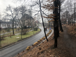 Rekonstrukce Jablonecké se prodlužuje. Řeší se, kdo za to může