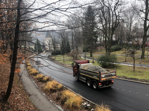 Rekonstrukce Jablonecké se prodlužuje. Řeší se, kdo za to může