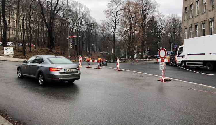Rekonstrukce Jablonecké se prodlužuje. Řeší se, kdo za to může