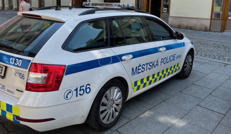 V Brně řádila falešná pošťačka. Cizinka vytahovala nožem dopisy ze schránek