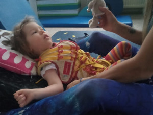 O Nelinku s dětskou mozkovou obrnou pečuje sama maminka. Finance na neurorehabilitace ale chybí