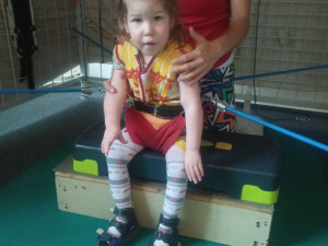 O Nelinku s dětskou mozkovou obrnou pečuje sama maminka. Finance na neurorehabilitace ale chybí