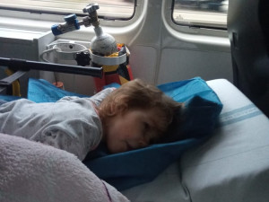 O Nelinku s dětskou mozkovou obrnou pečuje sama maminka. Finance na neurorehabilitace ale chybí