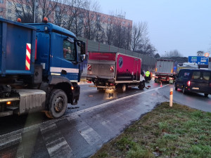 Komplikace v Turnově. Na průtahu města se staly dvě nehody současně