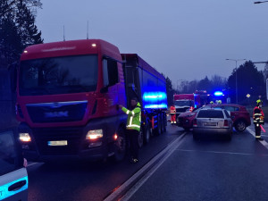 Komplikace v Turnově. Na průtahu města se staly dvě nehody současně