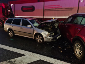 Komplikace v Turnově. Na průtahu města se staly dvě nehody současně